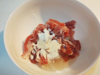 6、新文美食  皮蛋瘦肉粥,切好的肉片加入一个鸡蛋青，适量淀粉抓均匀淹制。