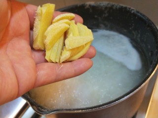 7、新文美食  皮蛋瘦肉粥,放入姜片熬制。