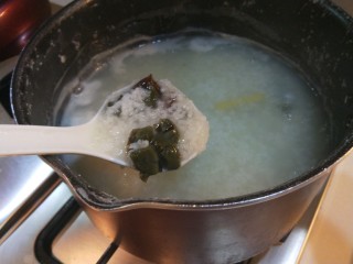 9、新文美食  皮蛋瘦肉粥,等粥熬粘稠了放入松花蛋。