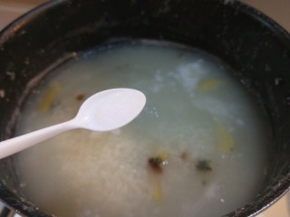 10、新文美食  皮蛋瘦肉粥,加入适量盐。