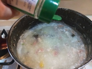 12、新文美食  皮蛋瘦肉粥,加入白胡椒。