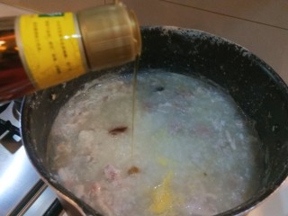 14、新文美食  皮蛋瘦肉粥,加入适量香油。