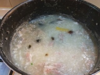 15、新文美食  皮蛋瘦肉粥,在次加热两分钟关火。