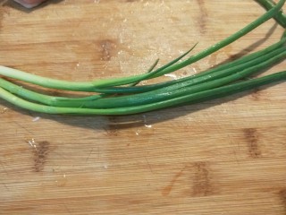 16、新文美食  皮蛋瘦肉粥,香葱洗干净切成末，出锅放入香葱。