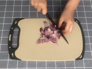 4、意式早餐烘蛋,洋葱切碎丁备用