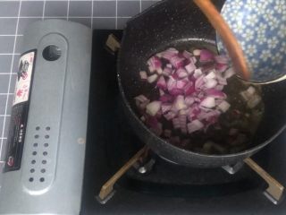 7、意式早餐烘蛋,倒入洋葱翻炒