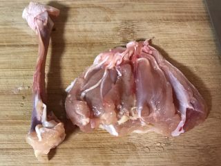 1、香菇鸡腿饭,鸡腿洗净后去骨