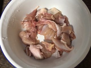 2、香菇鸡腿饭,切成小块