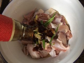 5、香菇鸡腿饭,加一点蚝油,拌匀后腌制半小时以上