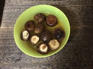 6、香菇鸡腿饭,香菇提前泡发(泡过的香菇水不要倒掉)