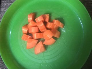 7、香菇鸡腿饭,胡萝卜切丁