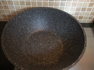 8、香菇鸡腿饭,炒锅放一点点油