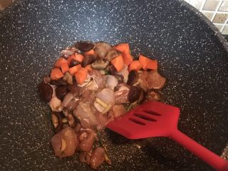 9、香菇鸡腿饭,倒入鸡腿香菇胡萝卜煸炒
