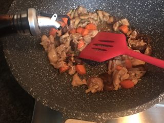 11、香菇鸡腿饭,少许老抽