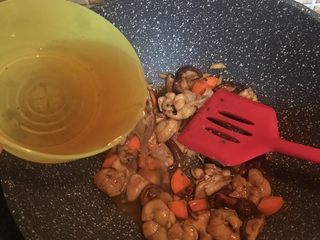 12、香菇鸡腿饭,加入香菇水