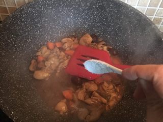 13、香菇鸡腿饭,加一点盐和一小撮糖