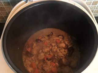 14、香菇鸡腿饭,大米洗净放入电饭煲,倒入炒好的料(如果汁水水的话再加一点水,就跟平时煮饭的水量一样就行了)