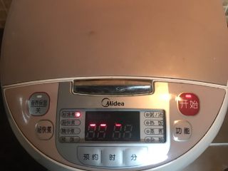 15、香菇鸡腿饭,按平时煮饭的程序即可