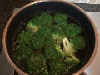 16、香菇鸡腿饭,西兰花焯水