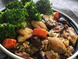 17、香菇鸡腿饭,饭煮好后盛出摆上焯熟的西兰花