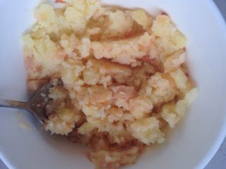 1、土豆泥玉米肠粥（1人份）,土豆做成土豆泥，玉米肠一根切丁，混合，再加少许番茄酱提色混合均匀！备用！提示：番茄酱，我用半小勺混合。