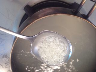 2、土豆泥玉米肠粥（1人份）,下白米煮粥。