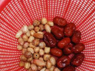 1、莲子枸杞花生红栆汤#甜蜜美味#,花生红栆莲子洗净。