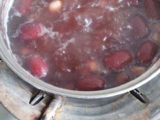 2、莲子枸杞花生红栆汤#甜蜜美味#,锅中加入清水，大火烧开，将花生莲子红枣倒入锅中，搅拌均匀，用小火煮30分钟，至食材熟透。