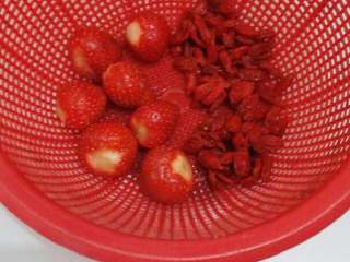 3、莲子枸杞花生红栆汤#甜蜜美味#,枸杞草莓洗净