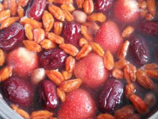 4、莲子枸杞花生红栆汤#甜蜜美味#,把枸杞草莓倒入锅中搅拌煮片刻，再放入白糖溶化，然倒出装碗内即可。