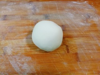 1、胖金鱼,50克温水放入2克砂糖搅化，放入2克发酵粉搅匀，放入100克面粉搅拌成絮状揉成光滑面团，醒发十分钟