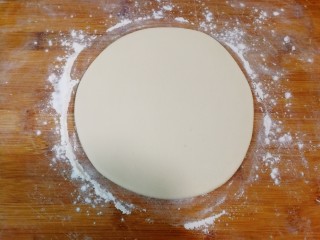 2、胖金鱼,用手按扁，幹成厚的圆片