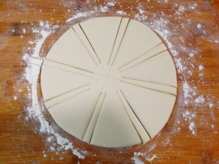 4、胖金鱼,切成八个细条，中间留一小部分不切开