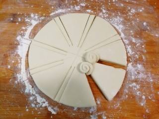 5、胖金鱼,每一个条从边上卷到中间做成鱼眼