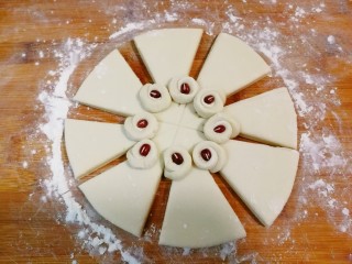 6、胖金鱼,每一个鱼眼按下一粒红豆，做成鱼眼珠