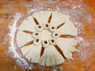 9、胖金鱼,每一个小等份边上用手捏起来