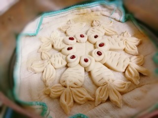 13、胖金鱼,放入蒸锅醒发四十分钟，冷水一起蒸二十分钟焖五分钟