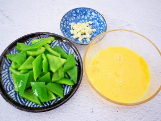 2、青椒炒鸡蛋,青椒去蒂去籽洗净切成小块，鸡蛋搅打均匀备用，蒜切末