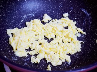 4、青椒炒鸡蛋,用筷子快速搅成小块状