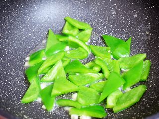 7、青椒炒鸡蛋,加入青椒，翻炒至断生