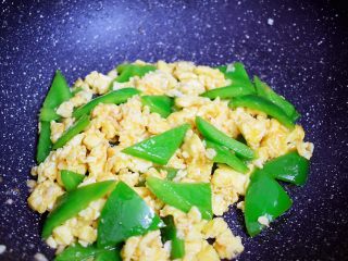 12、青椒炒鸡蛋,翻炒均匀即可出锅