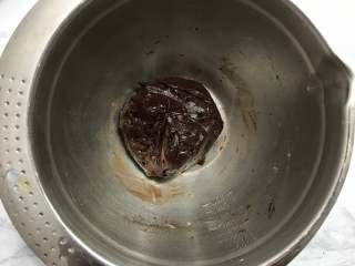 7、巧克力软曲奇,把做好的面糊盖上保鲜膜，放入冰箱冷藏1个小时，过夜也是可以的。