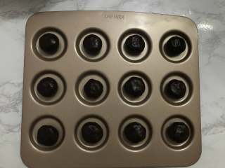 8、巧克力软曲奇,时间到以后取出面团，稍微回温后平均分成12份，稍微搓圆放入烤盘中。