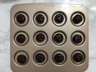 9、巧克力软曲奇,每个面团表面放上几个耐高温巧克力豆装饰。