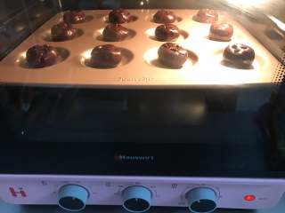 10、巧克力软曲奇,把烤盘放入预热好180度的烤箱中，烤10分钟即可。