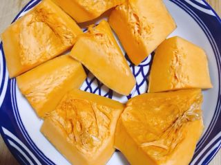 1、南瓜糯米糕,先蒸南瓜