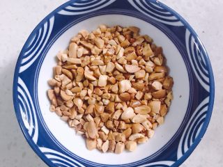 2、南瓜糯米糕,蒸南瓜的时候准备馅，熟花生捣碎