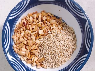 3、南瓜糯米糕,加入适量熟芝麻