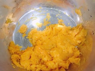 5、南瓜糯米糕,南瓜蒸好后捣成泥