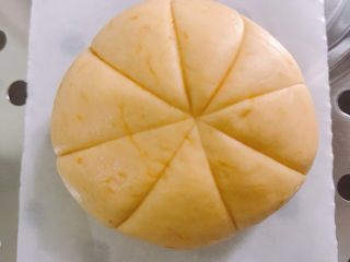 11、南瓜糯米糕,用刀背划出南瓜的纹路